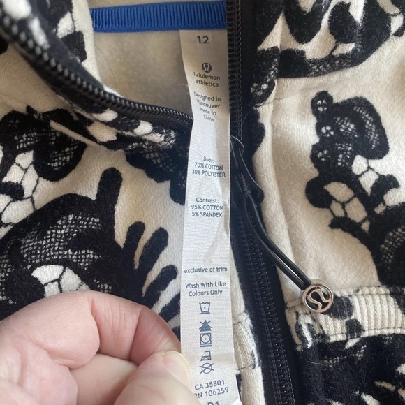RARE- Size 12 WHITE AND BLACK LULULEMON SCUBA - Picture 5 of 14
